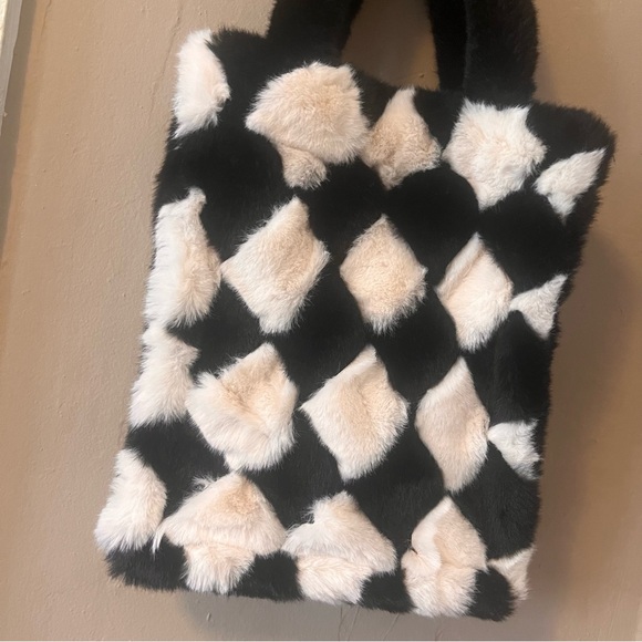 🌀🏷️🆕🎉 totw • black & white checkered fluffy tote bag - Picture 10 of 12